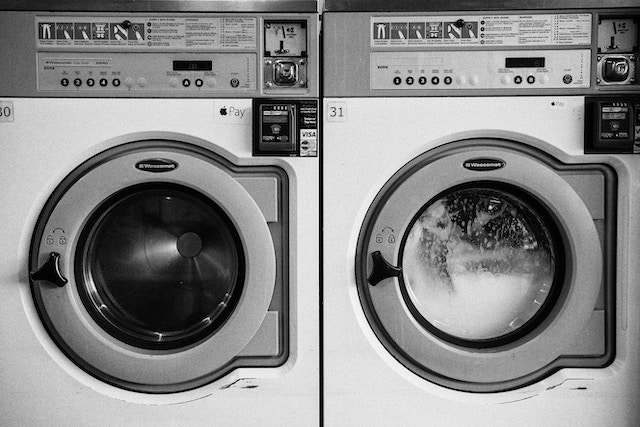 washing-machine-clothes-black-white